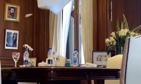 La vista de la ventana del despacho de CFK en el Congreso desde adentro, con la ventana rota por los manifestantes. La vista de la ventana del despacho de CFK en el Congreso desde adentro, con la ventana rota por los manifestantes.