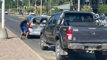 Accidente en ruta 1: chocaron dos vehículos y quedaron vidrios esparcidos en la calzada