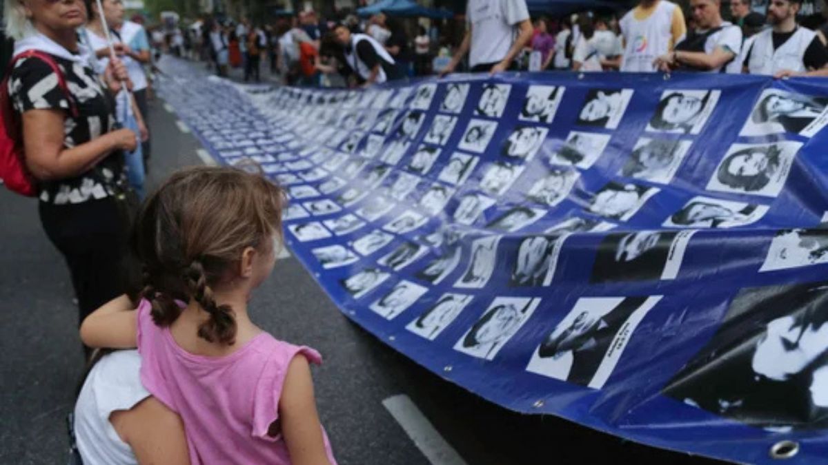 Los distintos organismos de Derechos Humanos confluirán en un acto central que se realizará esta tarde frente a Casa Rosada a 49 años del golpe de Estado.