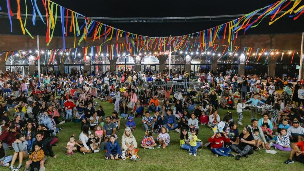 Conciertos sinfónicos, festivales populares y propuestas al aire libre marcan el cierre del verano en territorio santafesino. Conciertos sinfónicos, festivales populares y propuestas al aire libre marcan el cierre del verano en territorio santafesino.