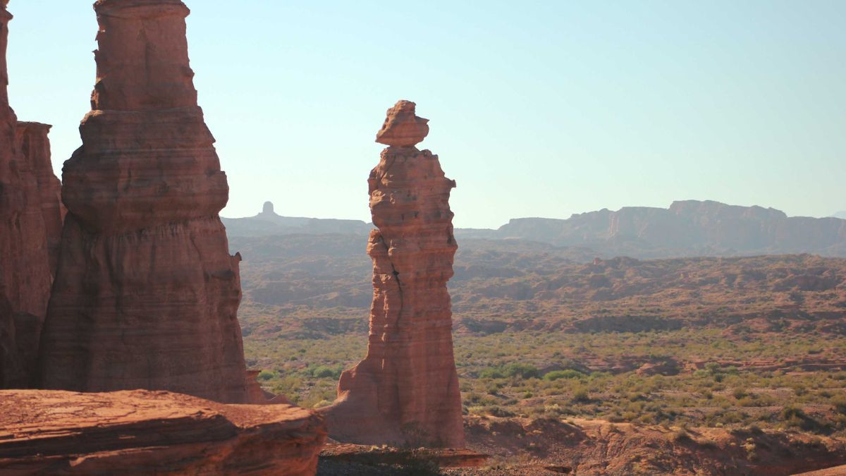 Las impresionantes formaciones que se encuentran dentro del Parque Nacional Talampaya fueron erosionadas por el viento y el agua, dándole curiosas formas. Las impresionantes formaciones que se encuentran dentro del Parque Nacional Talampaya fueron erosionadas por el viento y el agua, dándole curiosas formas.