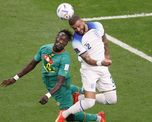 &nbsp;Kyle Walker (d) de Inglaterra disputa un balón con Pape Gueye de Senegal hoy, en un partido de los octavos de final del Mundial de Fútbol Qatar 2022 entre Inglaterra y Senegal en el estadio Al Bait en Jor (Catar).&nbsp;