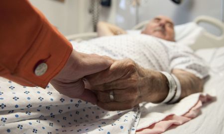 La cartera sanitaria propuso facilitar el acceso del paciente internado por Covid-19 a un teléfono celular u otro dispositivo que posibilite el contacto con sus seres queridos, entre otras medidas. La cartera sanitaria propuso facilitar el acceso del paciente internado por Covid-19 a un teléfono celular u otro dispositivo que posibilite el contacto con sus seres queridos, entre otras medidas.