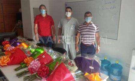 El Consejo de administración del Hospital Iturraspe regala ramos de flores a los enfermeros y enfermeras del nosocomio El Consejo de administración del Hospital Iturraspe regala ramos de flores a los enfermeros y enfermeras del nosocomio