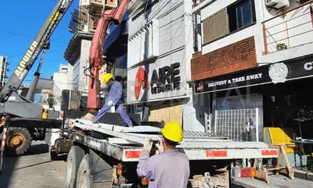 Esta mañana se realizaron maniobras para remover la fachada del multimedios AIRE, en el marco de la remodelación y ampliación del complejo. Esta mañana se realizaron maniobras para remover la fachada del multimedios AIRE, en el marco de la remodelación y ampliación del complejo.