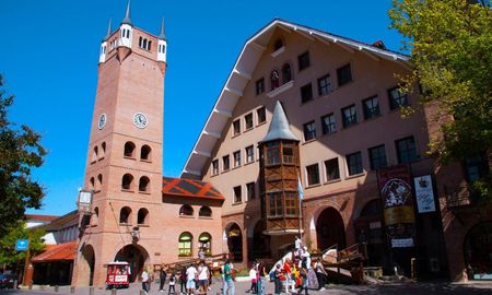 La mayoría de las construcciones históricas del centro utilizan maderas nativas y piedras de la zona, replicando los métodos de aislamiento térmico de los Alpes europeos. La mayoría de las construcciones históricas del centro utilizan maderas nativas y piedras de la zona, replicando los métodos de aislamiento térmico de los Alpes europeos.