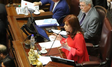 Cristina Kirchner presidiendo sesión en el Senado de la Nación. Cristina Kirchner presidiendo sesión en el Senado de la Nación.