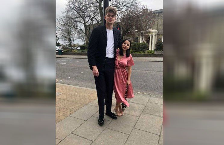 Se puso de novia con un chico 50 cm. más alto y todos le preguntan por su vida sexual