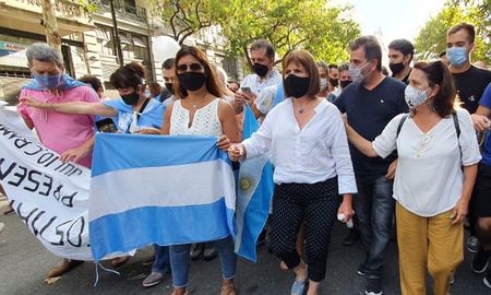 El 80 por ciento de la Argentina está indignada con esto, gran parte de los que votaron a Alberto también, afirmó Bullrich. El 80 por ciento de la Argentina está indignada con esto, gran parte de los que votaron a Alberto también, afirmó Bullrich.
