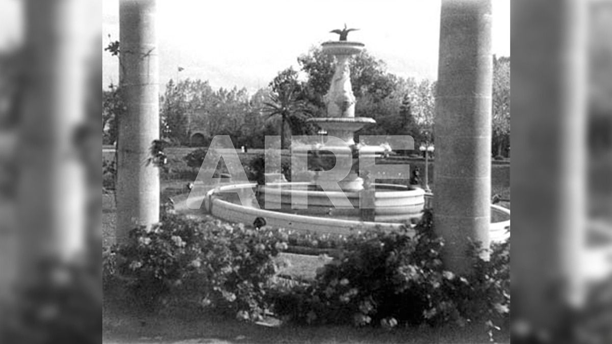 Esta fuente, actualmente llamada Fuente de la Cordialidad , y reubicada en la cabecera Este del Puente Oroño, había sido esculpida por Baldomero Banús.Gentileza de paraconocernos.com.ar - Luis Mino