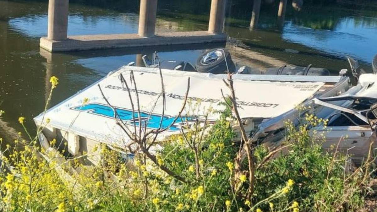 Accidente fatal en Ruta 9: un camionero murió en el acto tras volcar a la altura del puente.