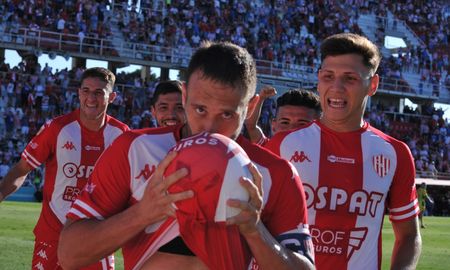 Claudio Corvalán, capitán de Unión. Claudio Corvalán, capitán de Unión.