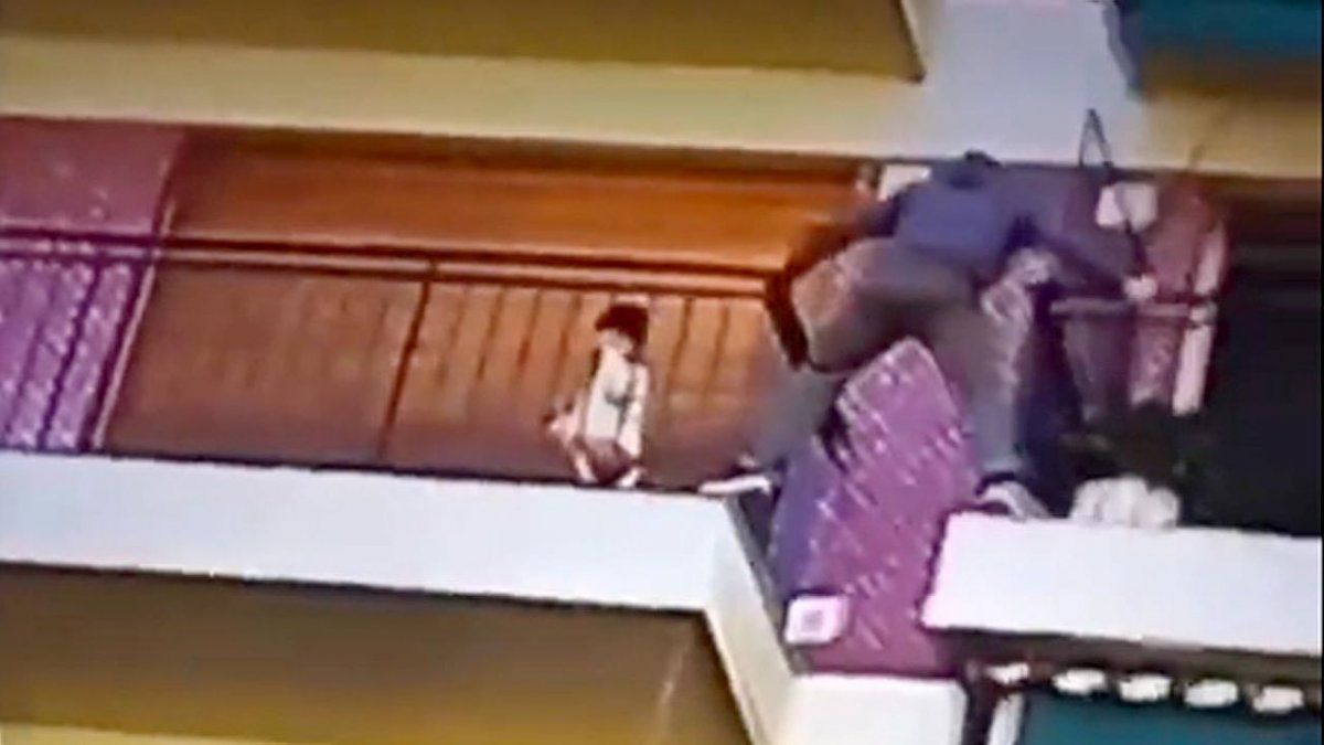 Un nene quedó atrapado en el balcón de un quinto piso y el portero se trepó para salvarlo