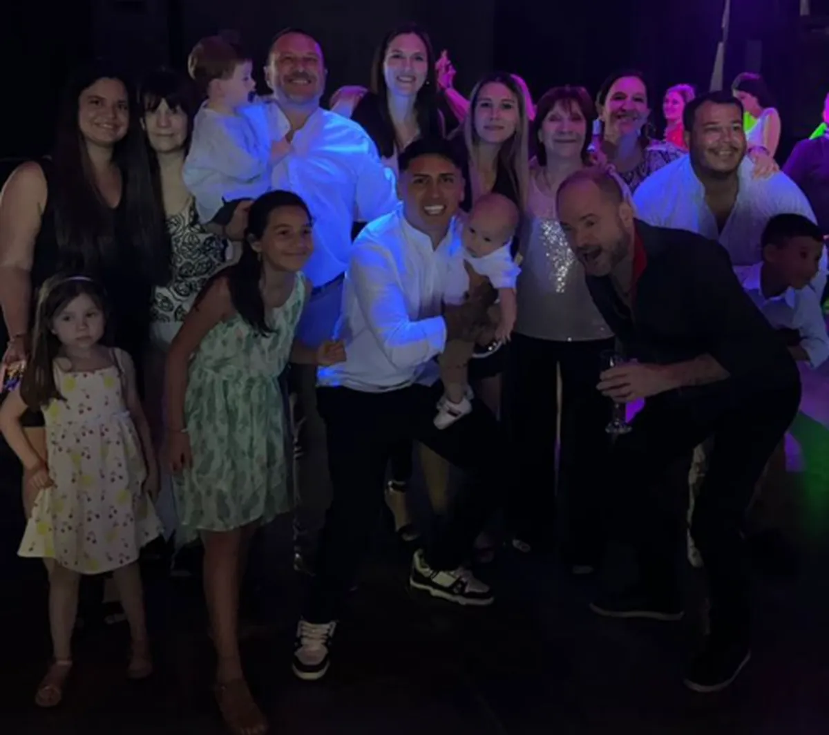 Facundo Farías en el cumple de la abuela de Angi. Foto: Instagram de Angi Olivera. Facundo Farías en el cumple de la abuela de Angi. Foto: Instagram de Angi Olivera.