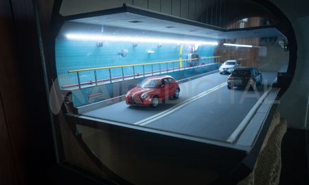 En las imágenes difundidas en redes sociales se observa a una mujer caminando por el Túnel Subfluvial. En las imágenes difundidas en redes sociales se observa a una mujer caminando por el Túnel Subfluvial.