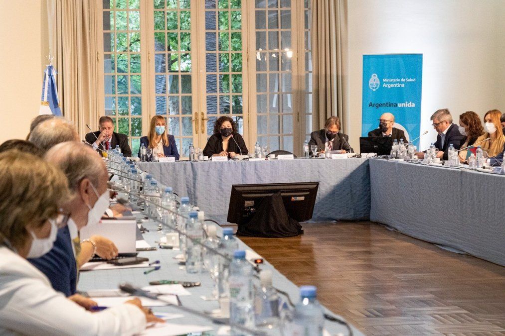 Tanto el comité de expertos que asesora al Ministerio de Salud de la Nación, como la mesa de trabajo Salud Educación, de la que participan la Organización Panamericana de la Salud, la Sociedad Argentina de Pediatría y UNICEF recomendaron mantener el uso obligatorio del barbijo en los ámbitos escolares.