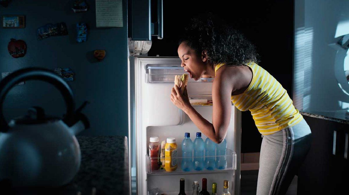 Hambre nocturno: los mejores trucos para evitarlo
