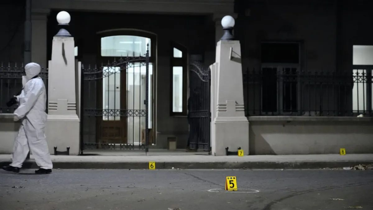 El atentado a la sede de la AIC se produjo tres horas después de que se conociera el veredicto del juicio en el que Guille Cantero, líder de Los Monos, fue condenado a 17 años de prisión por el ataque a tiros al casino de Rosario. El atentado a la sede de la AIC se produjo tres horas después de que se conociera el veredicto del juicio en el que Guille Cantero, líder de Los Monos, fue condenado a 17 años de prisión por el ataque a tiros al casino de Rosario.