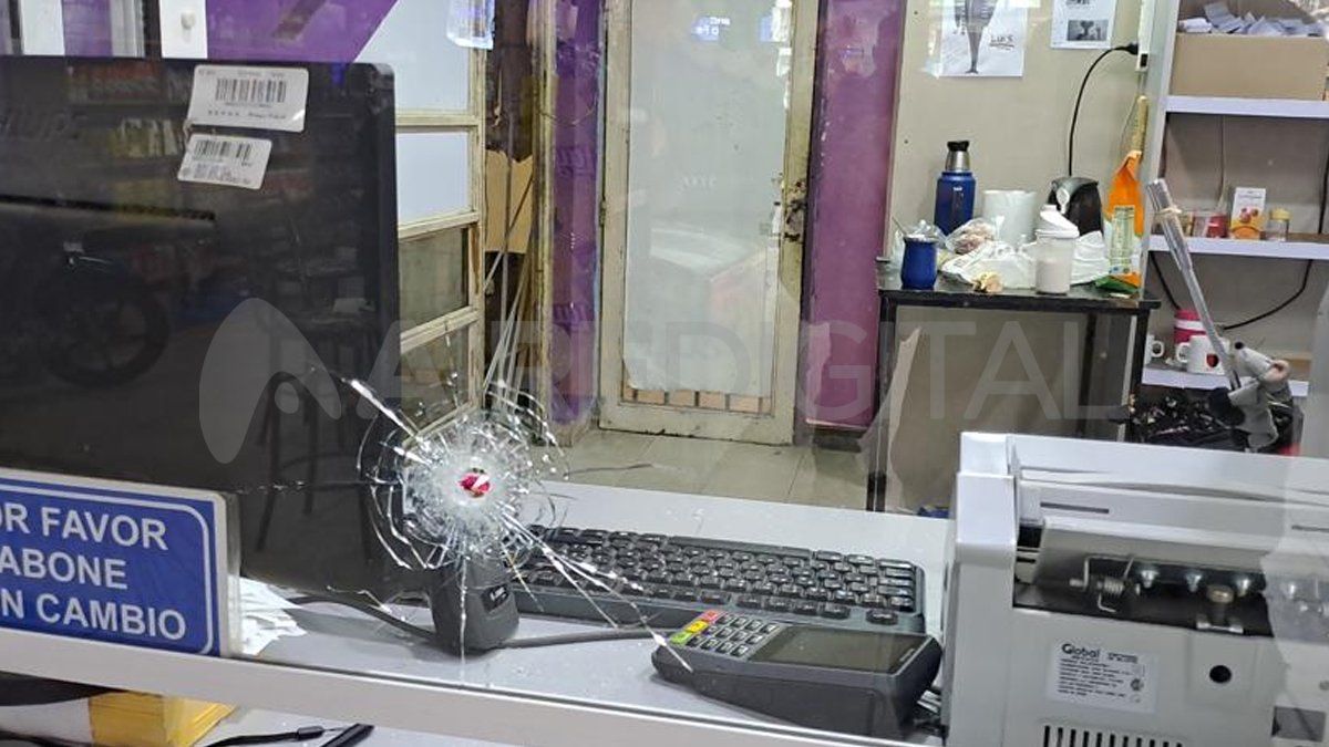 Uno de los disparos impactó en la cabina de cobro del Pago Fácil.