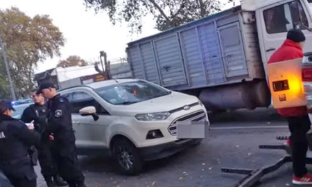Un hombre alcoholizado fue detenido en Rosario por quedarse dormido en su auto en un semáforo. Un hombre alcoholizado fue detenido en Rosario por quedarse dormido en su auto en un semáforo.