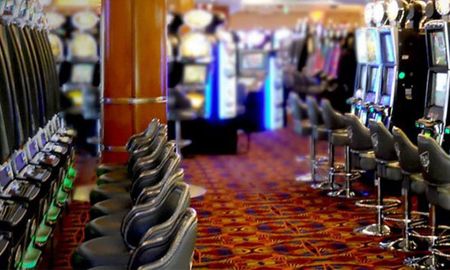 Los casinos podrán funcionar de 10 a 23 los viernes sábados y vísperas de feriado, y hasta las 21 los otros días. Los casinos podrán funcionar de 10 a 23 los viernes sábados y vísperas de feriado, y hasta las 21 los otros días.