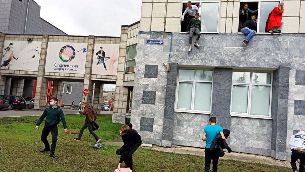 En el momento del tiroteo había alrededor de 3.000 estudiantes en las instalaciones de varios edificios situados en el lugar.