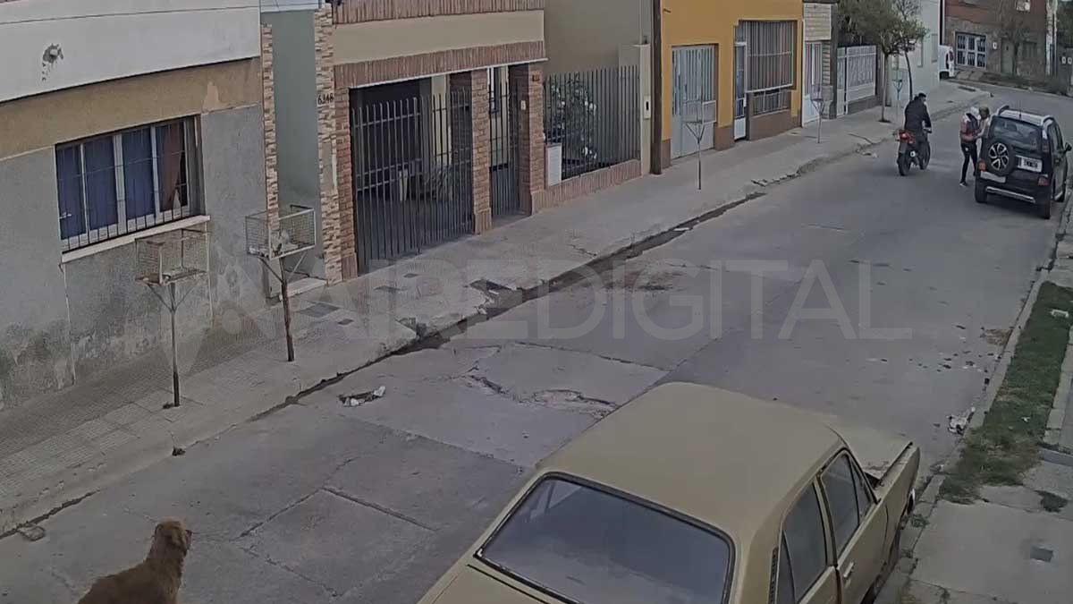 Barrio Mayoraz: así asaltan dos ladrones a las mujeres con total impunidad