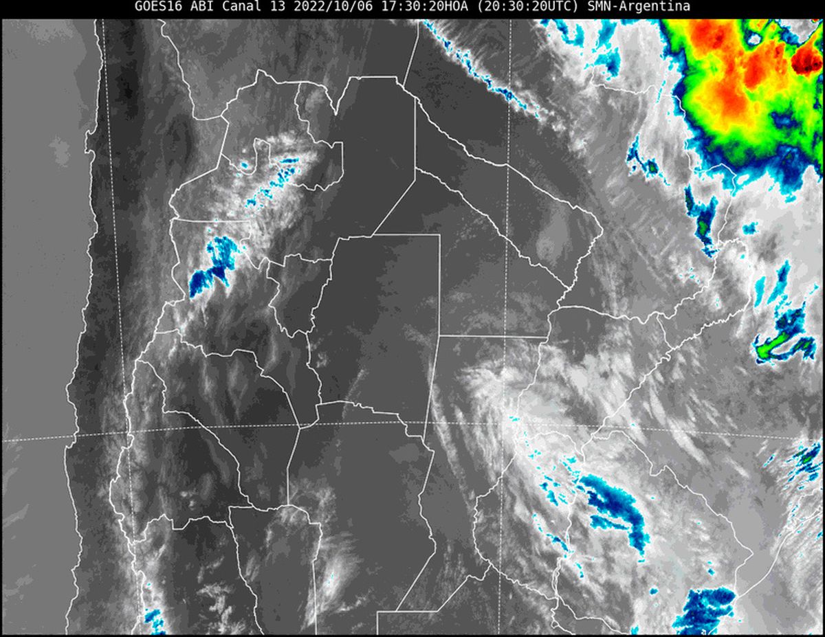 En la imagen satelital se observa el desplazamiento de la nubosidad hacia el este, dejando cielo totalmente despejado detrás de sí.