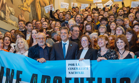Mientras que para el cierre de su alocución, el candidato a Presidente volvió a hacer referencia a Milei sin nombrarlo y expresó: Frente a los que quieren tachar, ¡que viva el cine argentino! Mientras que para el cierre de su alocución, el candidato a Presidente volvió a hacer referencia a Milei sin nombrarlo y expresó: Frente a los que quieren tachar, ¡que viva el cine argentino!