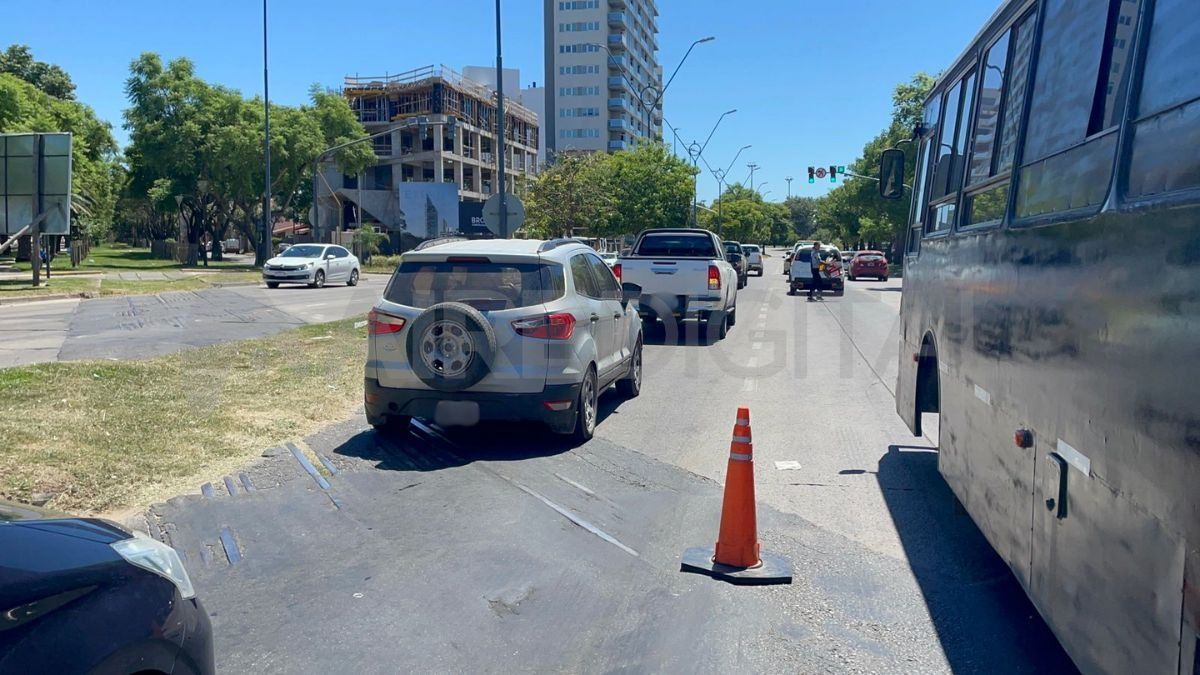 Colectivo ocasiona demoras en la Avenida Leandro N. Alem&nbsp;