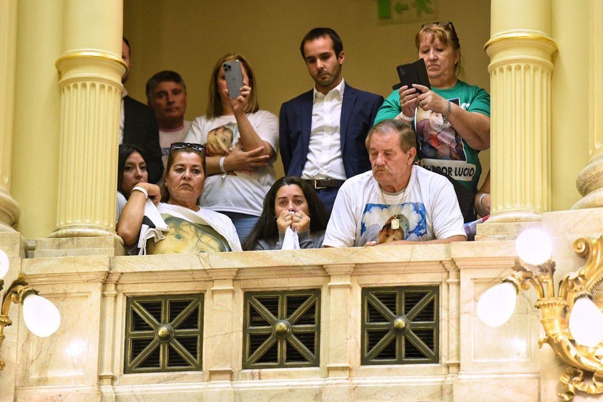 La Ley Lucio fue aprobada en el Senado con la presencia de la familia del niño asesinado. La Ley Lucio fue aprobada en el Senado con la presencia de la familia del niño asesinado.
