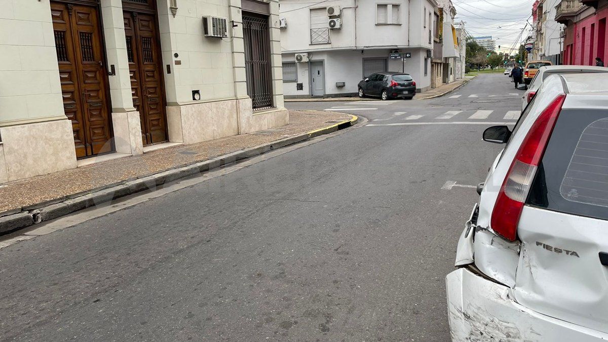 El Ford Fiesta blanco quedó estacionado a metros del lugar del accidente.
