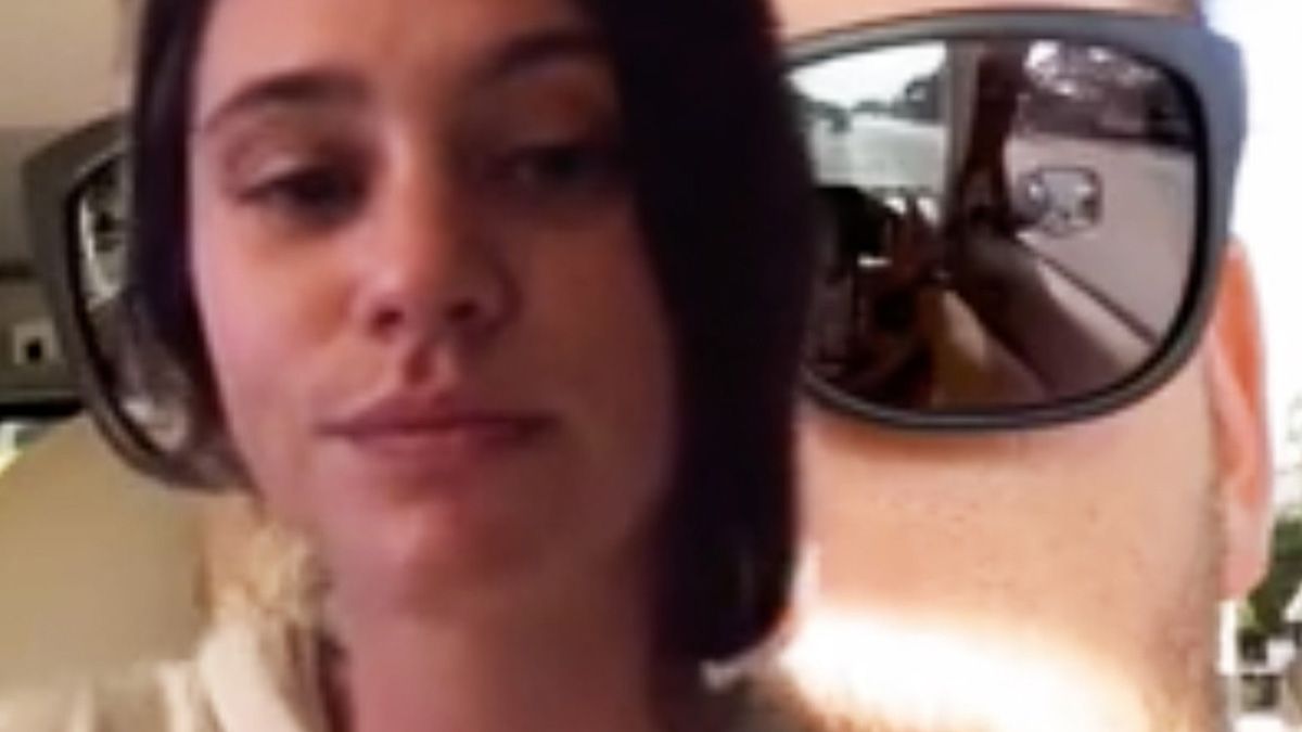 Video: una joven descubre una infidelidad de su novio gracias a un pequeño detalle en un selfie