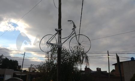 La bicicleta blanca fue colocada en San Martín y La Esmeralda. La bicicleta blanca fue colocada en San Martín y La Esmeralda.