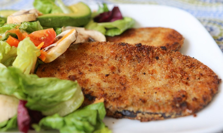 El proceso de salado previo rompe las fibras de la berenjena, permitiendo que la verdura se cocine de forma uniforme sin absorber exceso de aceite. El proceso de salado previo rompe las fibras de la berenjena, permitiendo que la verdura se cocine de forma uniforme sin absorber exceso de aceite.