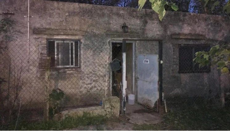 Compró una casa y cuando se mudó encontró a un vecino muerto en la habitación