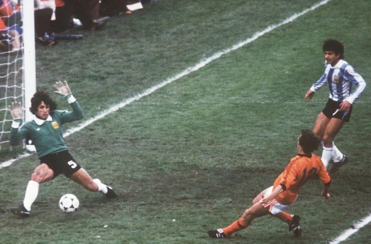 Ubaldo Fillol evita un gol de Resenbrink con una de sus piernas y consigue otra atajada clave en la final del Mundial 1978 entre Argentina y Holanda.