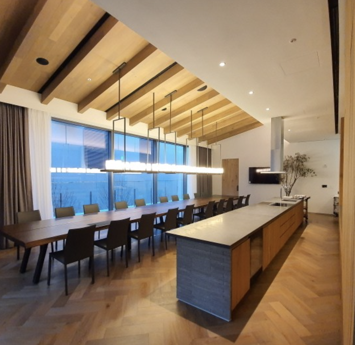 Si necesita un espacio más grande, hay una sala de fiestas que viene con una pequeña cocina.