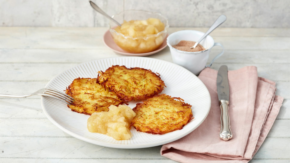 Los kartoffelpuffer son fáciles de preparar en casa y lleva ingredientes muy sencillos que seguramente tenés, como papas y cebollas. Los kartoffelpuffer son fáciles de preparar en casa y lleva ingredientes muy sencillos que seguramente tenés, como papas y cebollas.