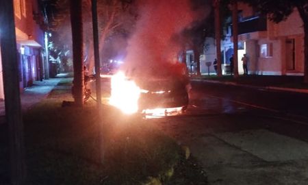 El auto estaba estacionado en la calle en el barrio Candioti Sur El auto estaba estacionado en la calle en el barrio Candioti Sur
