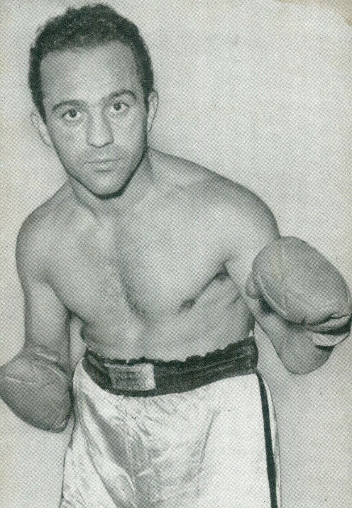 El estilo boxístico de D’Agata era bastante tosco, pero suplía sus carencias con un enorme corazón y un ataque constante. Medía apenas 1,57 metro, era diestro y, al que le colocaban luces en las esquinas del ring para que supiera cuándo empezaba y terminaba un asalto, militó en el peso gallo, cuyo límite es de 118 libras o 53,525 kilos, división en la que conquistaría tres coronas. El estilo boxístico de D’Agata era bastante tosco, pero suplía sus carencias con un enorme corazón y un ataque constante. Medía apenas 1,57 metro, era diestro y, al que le colocaban luces en las esquinas del ring para que supiera cuándo empezaba y terminaba un asalto, militó en el peso gallo, cuyo límite es de 118 libras o 53,525 kilos, división en la que conquistaría tres coronas.