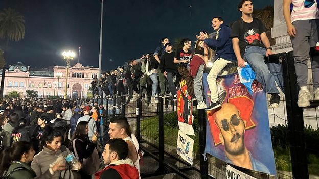 El último adiós al Indio Solari en Plaza de Mayo.