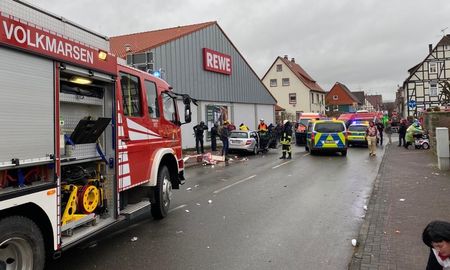 un auto embistio a una multitud en los carnavales de alemania: hay al menos 30 heridos un auto embistio a una multitud en los carnavales de alemania: hay al menos 30 heridos