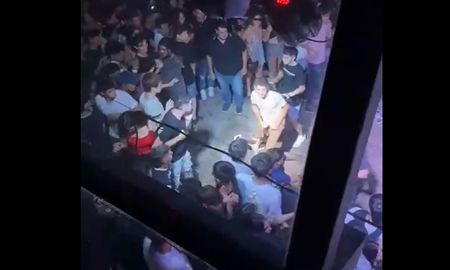 Las imágenes fueron captadas por un cliente que se encontraba en la parte superior del bar. Las imágenes fueron captadas por un cliente que se encontraba en la parte superior del bar.