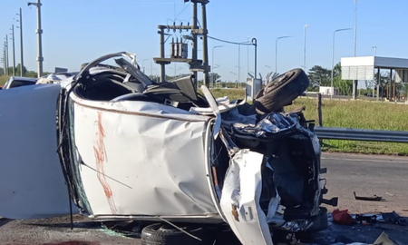 En el auto que volcó en la Autopista Rosario - Santa Fe iban siete jóvenes, tres de los cuales murieron. En el auto que volcó en la Autopista Rosario - Santa Fe iban siete jóvenes, tres de los cuales murieron.