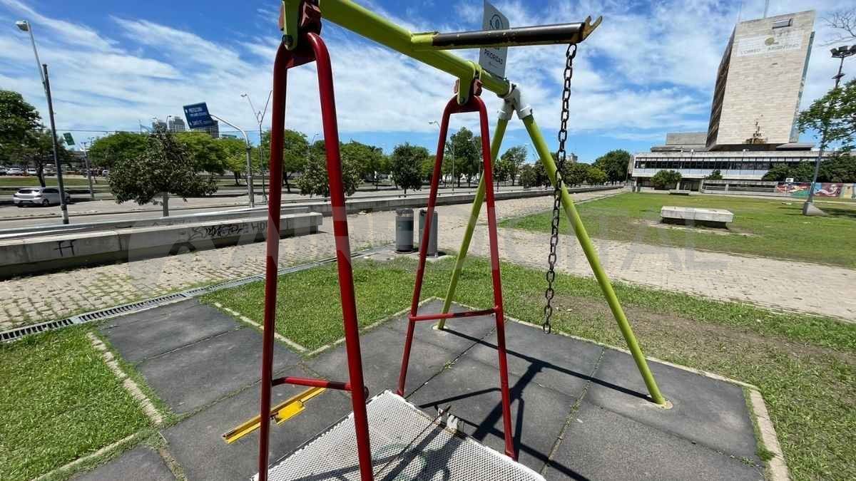 Muchos de los juegos infantiles se encuentran rotos o en mal estado. Muchos de los juegos infantiles se encuentran rotos o en mal estado.