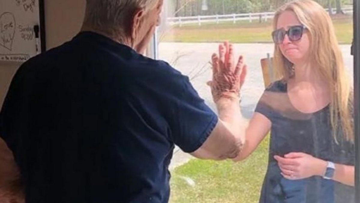 Hombre de 101 años que sobrevivió a la pandemia de 1918 se cura de COVID-19