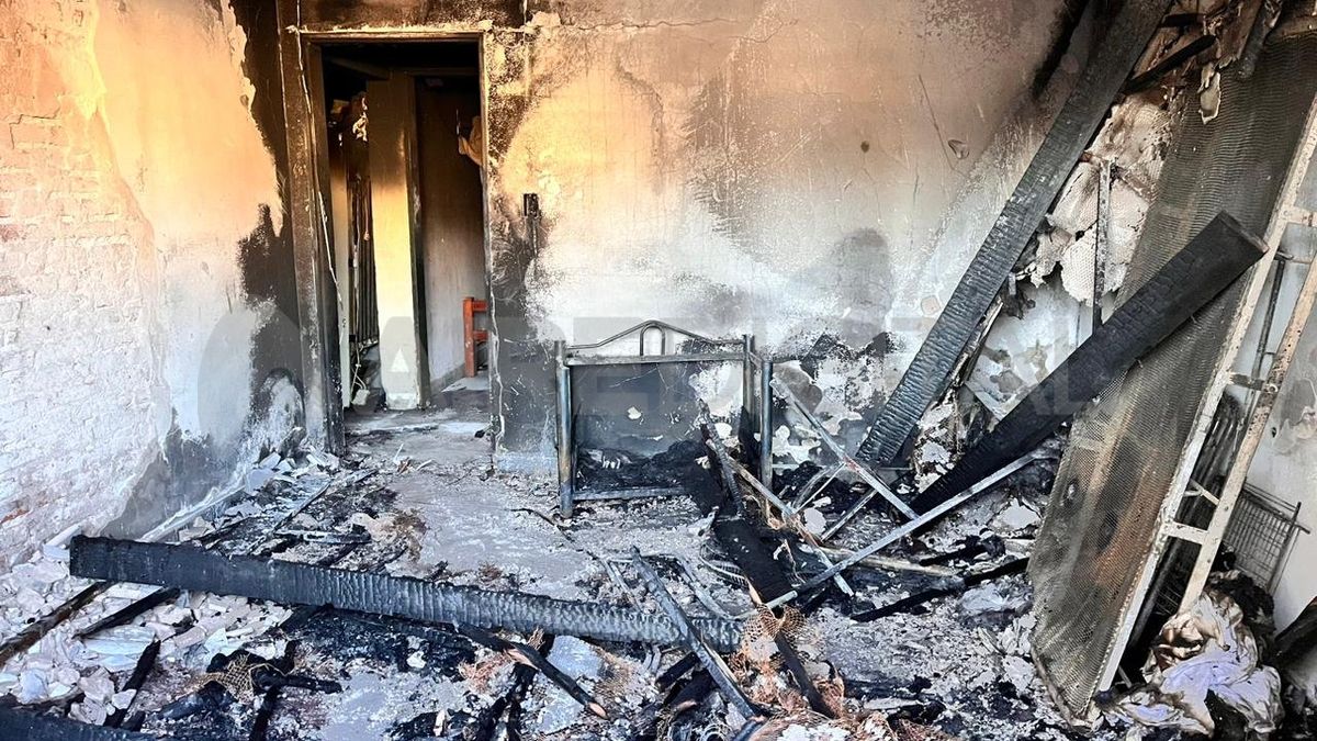 Los bomberos trabajaron por dos horas y pudieron sofocar el incendio. Las pérdidas fueron totales. Los bomberos trabajaron por dos horas y pudieron sofocar el incendio. Las pérdidas fueron totales.