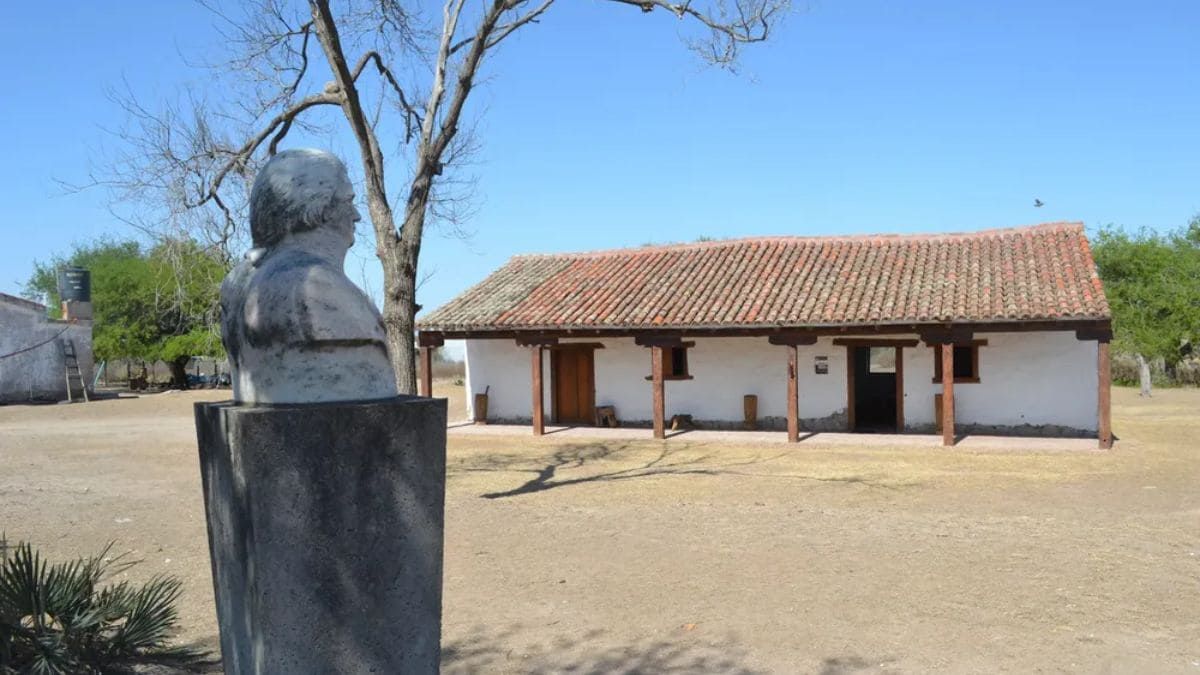 Intihuasi significa “la casa del sol”, y su importancia se debió a que por aquí pasaba el camino para ir hacia Catamarca. Intihuasi significa “la casa del sol”, y su importancia se debió a que por aquí pasaba el camino para ir hacia Catamarca.