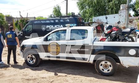 Cinco allanamientos se realizaron: cuatro en el barrio Villa del Parque, de Santa Fe y uno en la localidad de Santo Tomé Cinco allanamientos se realizaron: cuatro en el barrio Villa del Parque, de Santa Fe y uno en la localidad de Santo Tomé